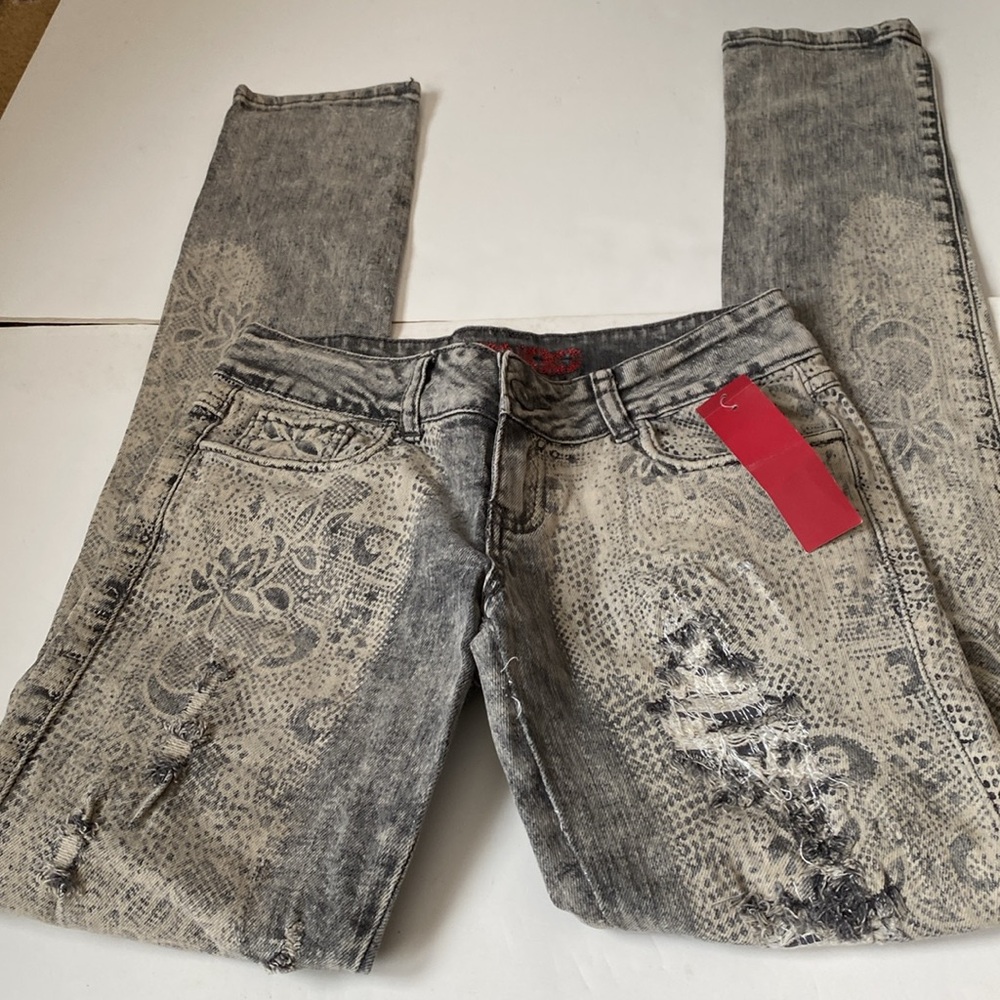 NWT BONGO Distressed Jeans